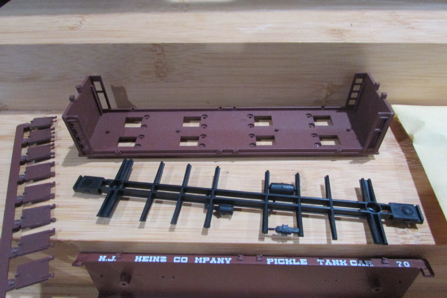 HO Scale Athearn 1476 Pickle Car-Closed HEINZ  ATH5191