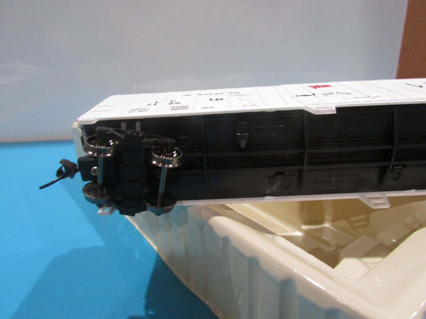 HO Scale Bachmann 17927 50' Steel Reefer Lehigh Valley Lot#0854
