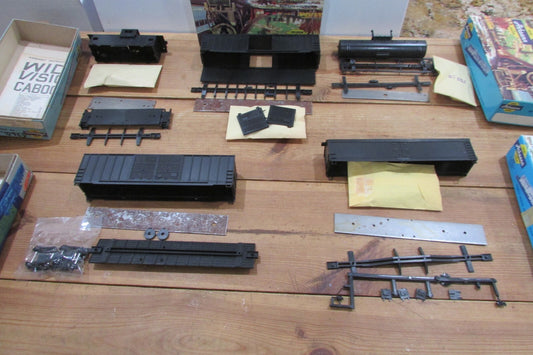 HO Scale Athearn/Roundhouse (5) Assorted Freight Cars "Undecorated" Lot#4232