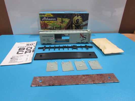 HO Scale Athearn 1308 Norfolk & Southern 50ft DBL DR Auto Car Kit Lot#0936
