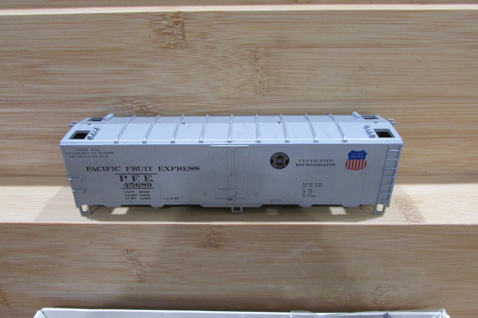 HO Scale Walthers 932-2512 40' Steel Reefer w/ Dreadnaught Ends Kit WAL5029