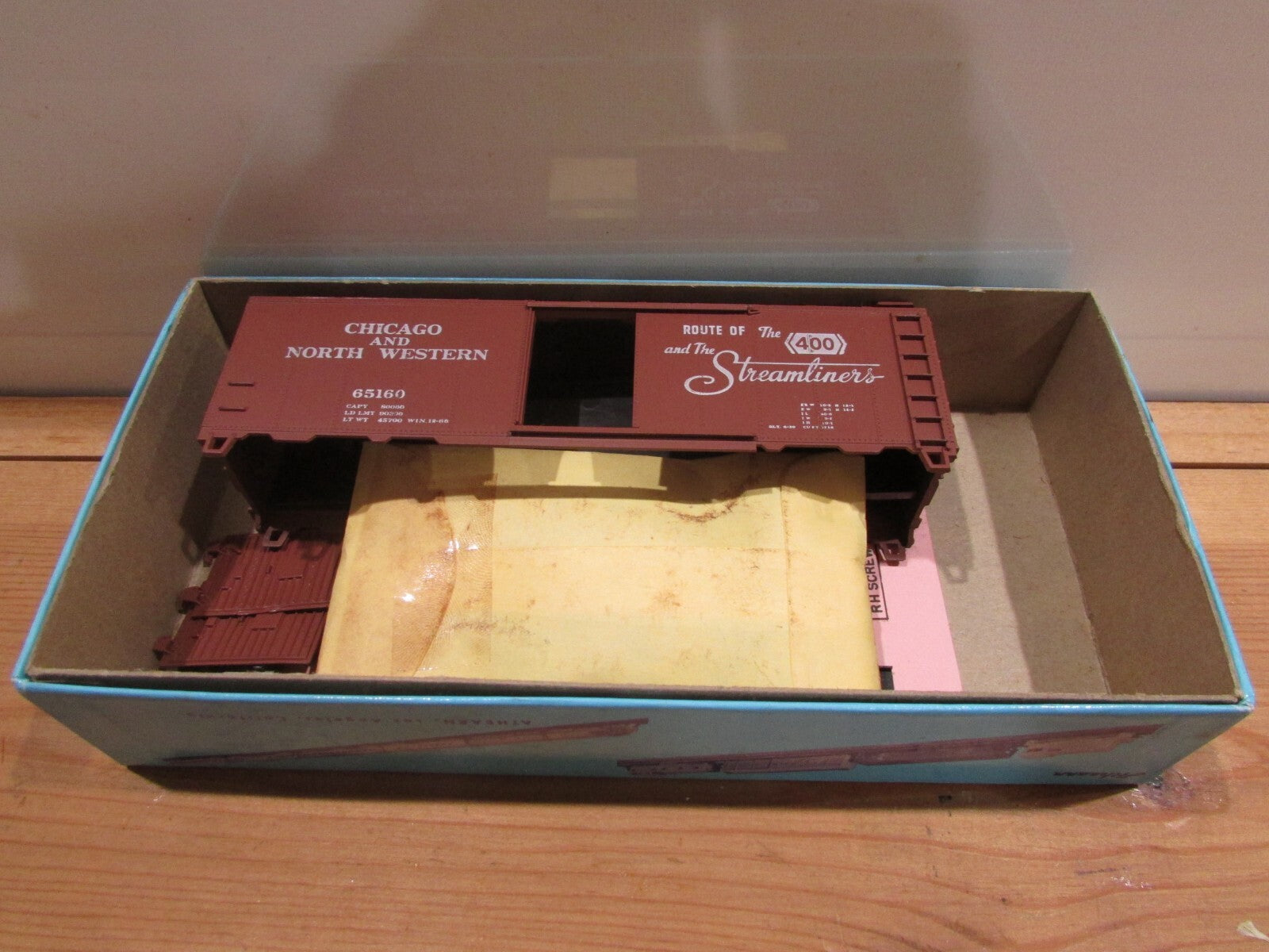 HO Scale Athearn 5003 Chicago & North Western 40ft BoxCar Kit