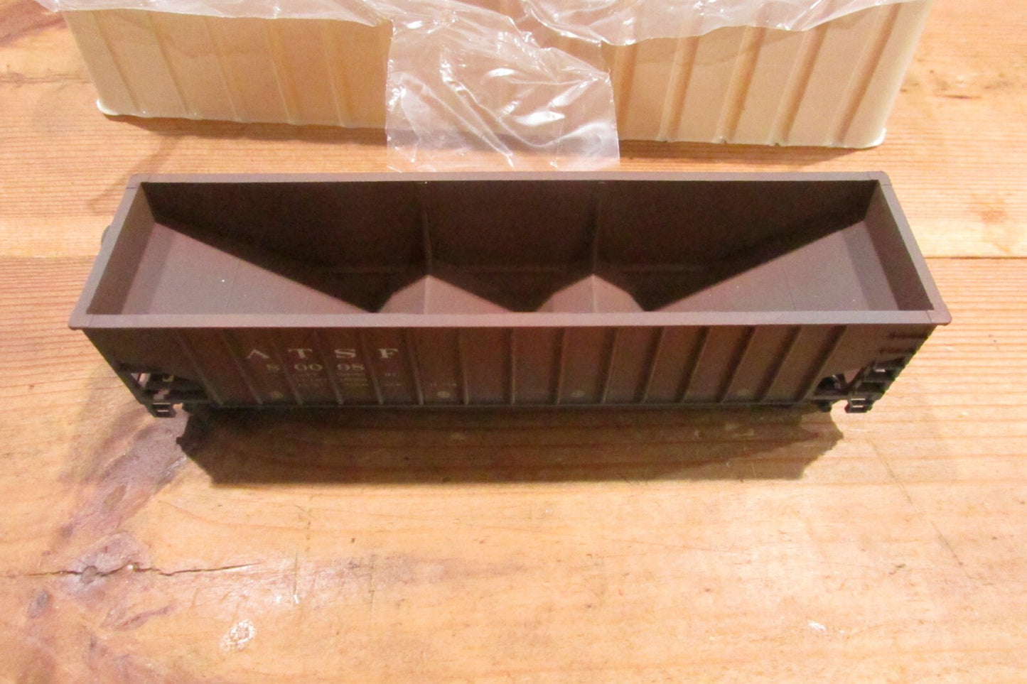 HO Scale Bowser 40441 70Ton 14Panel Triple Hopper ATSFCar#80098