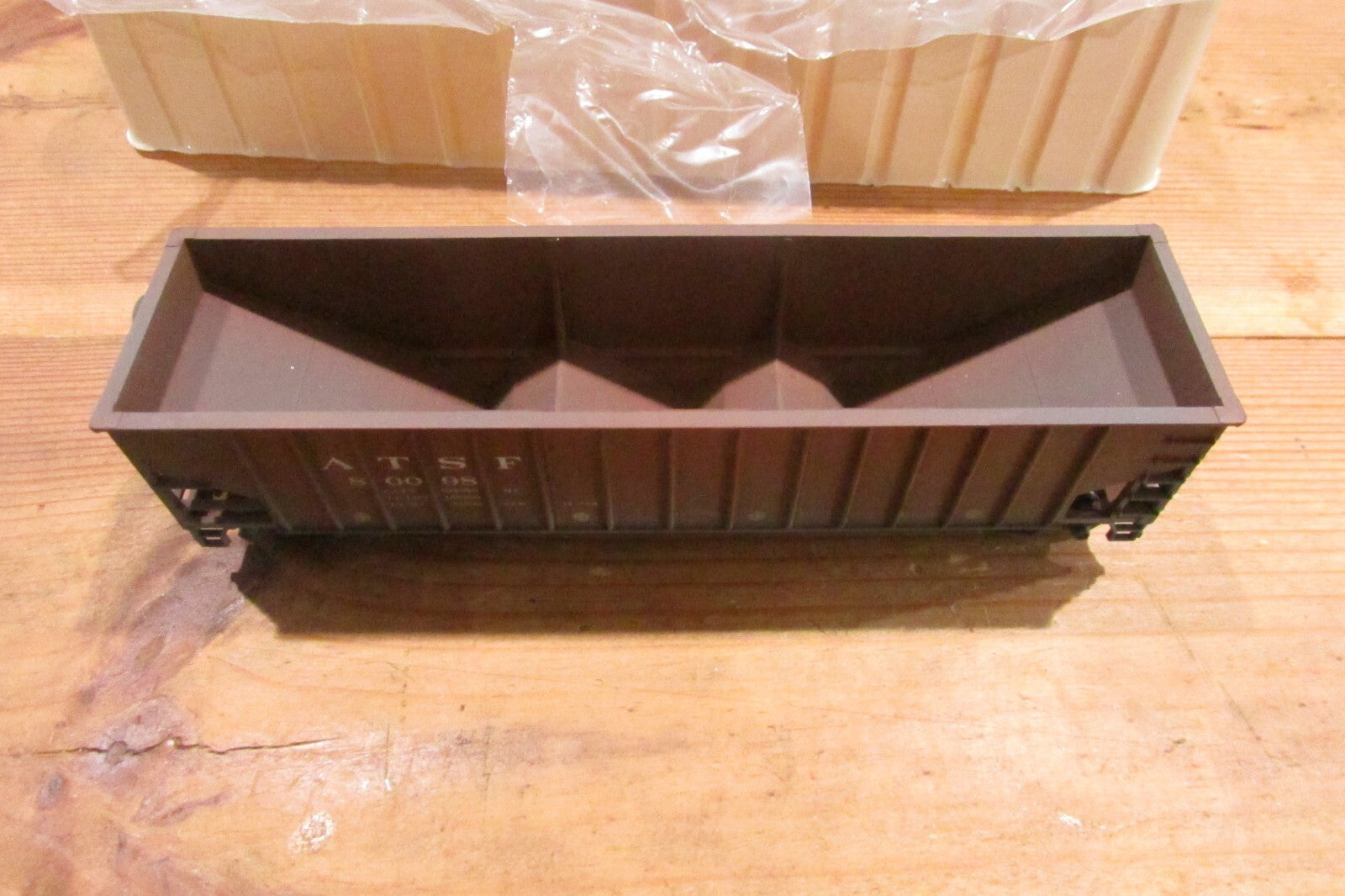 HO Scale Bowser 40441 70Ton 14Panel Triple Hopper ATSFCar#80098