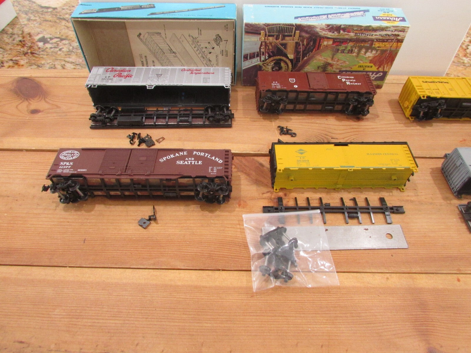 HO Scale Athearn Assorted Freight Cars (6) Lot#1987