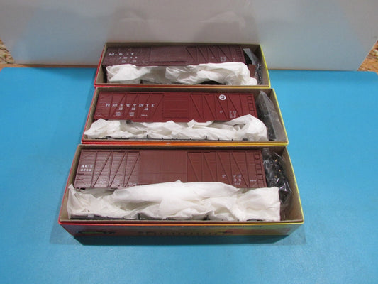 HO Scale RoundHouse Assorted 50' single & Double Door Boxcars Kits Lot#1591