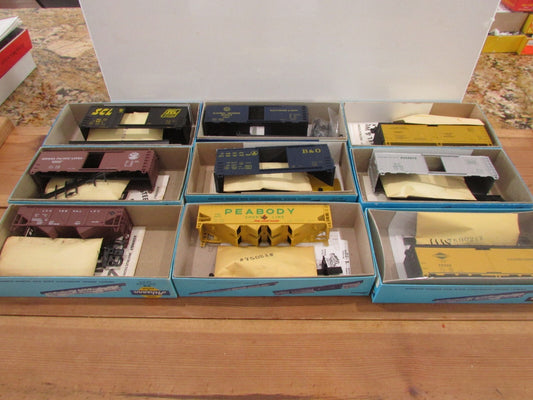 HO Scale Roundhouse & Athearn Assorted Freight Cars Kits (9) Lot#1986