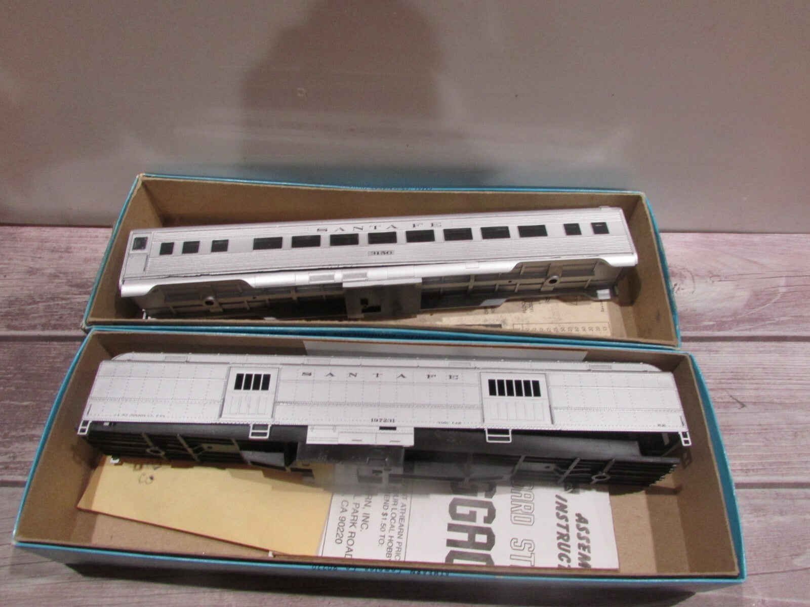 HO Scale Athearn (2) Passenger Car "Santa Fe" Kits Lot#3226