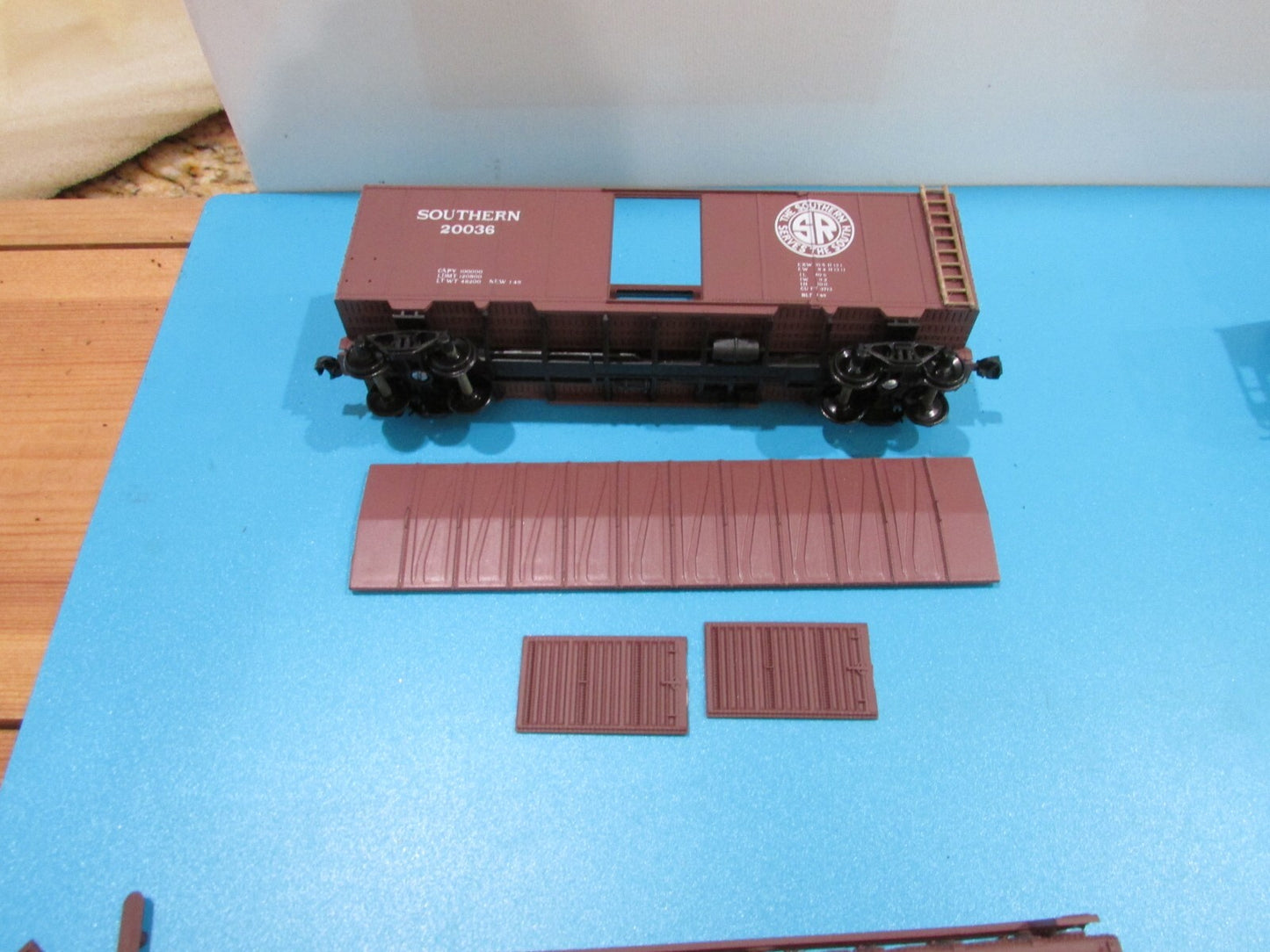 HO Scale (4) Assorted Freights Cars "Southern" Lot#1102