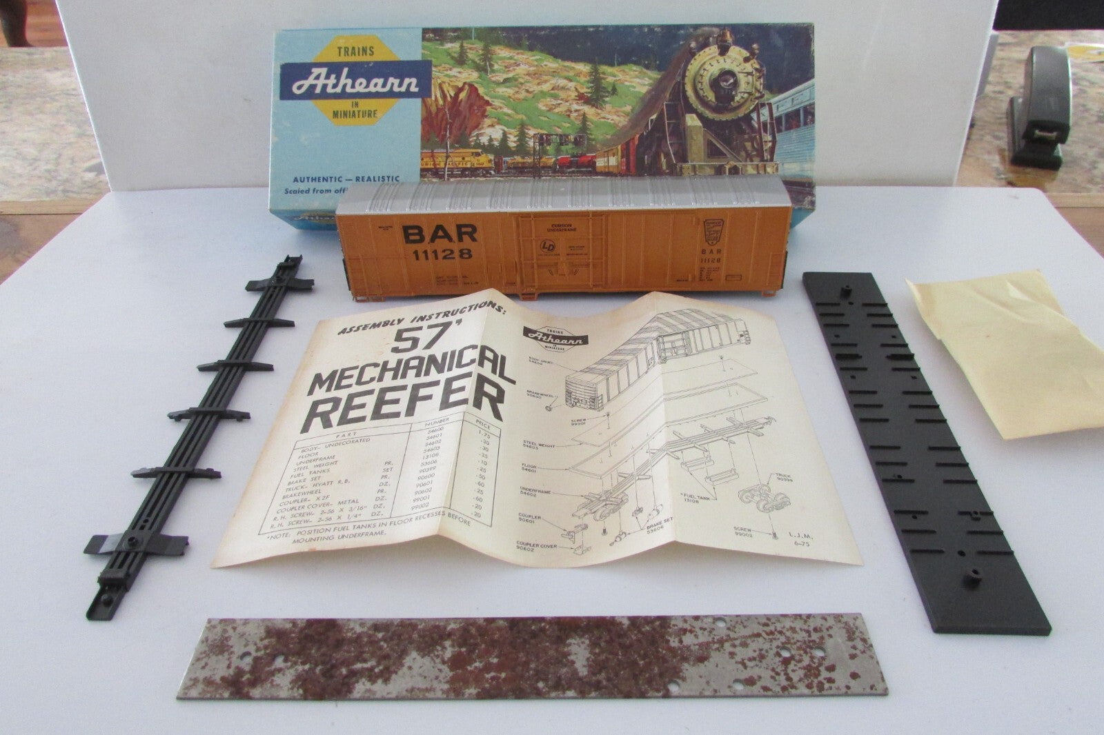 HO Scale Athearn 5463 Bangor & Aroostook 57ft Mechanical Reefer Kit (Orange)