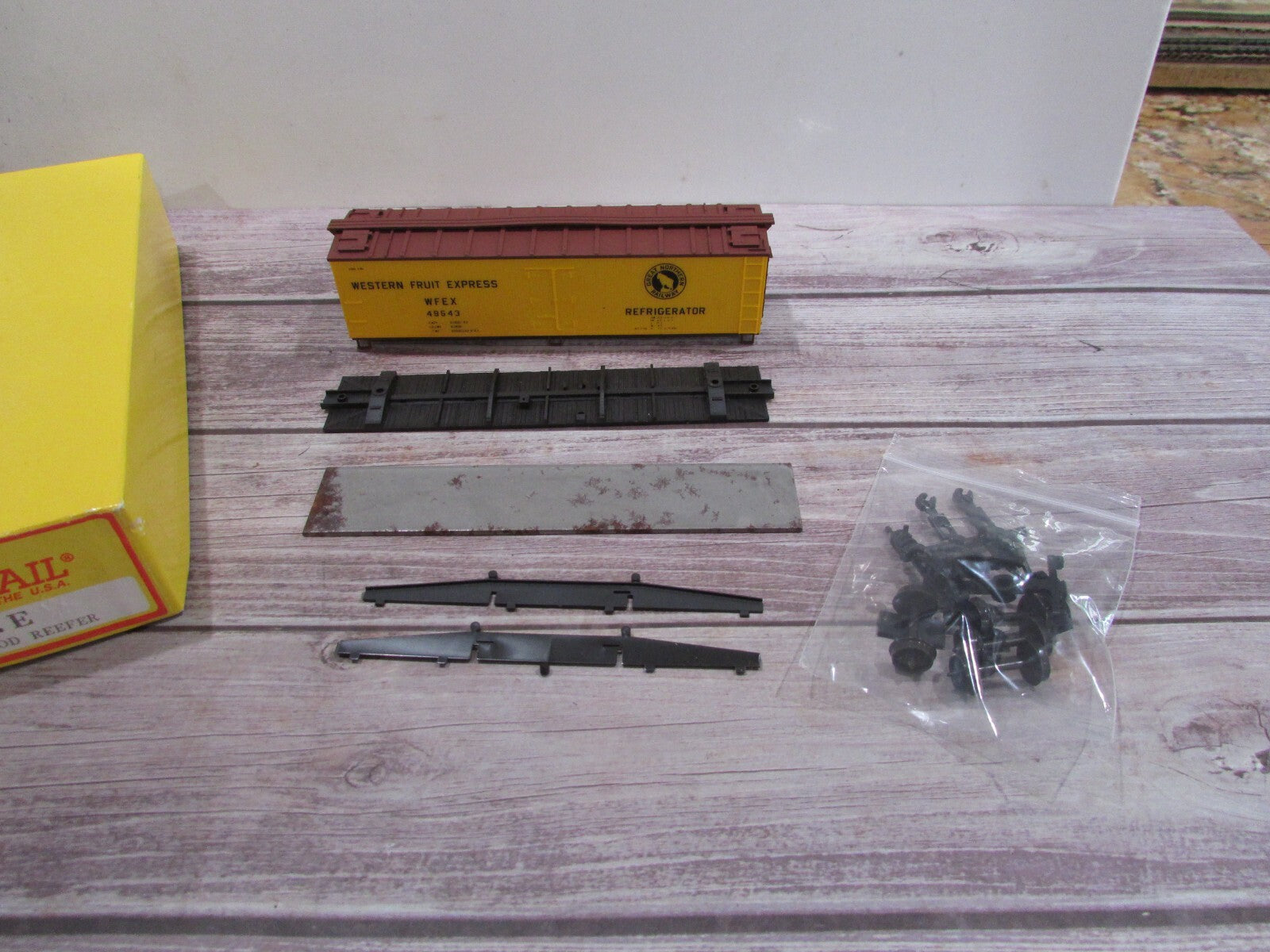 HO Scale  Accurail 4803 40' Wood Reefer Kit Western Pacific Fruit #49543