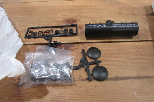 HO Scale Roundhouse 3365 Tank Car Old Timer Union Pacific RH4319