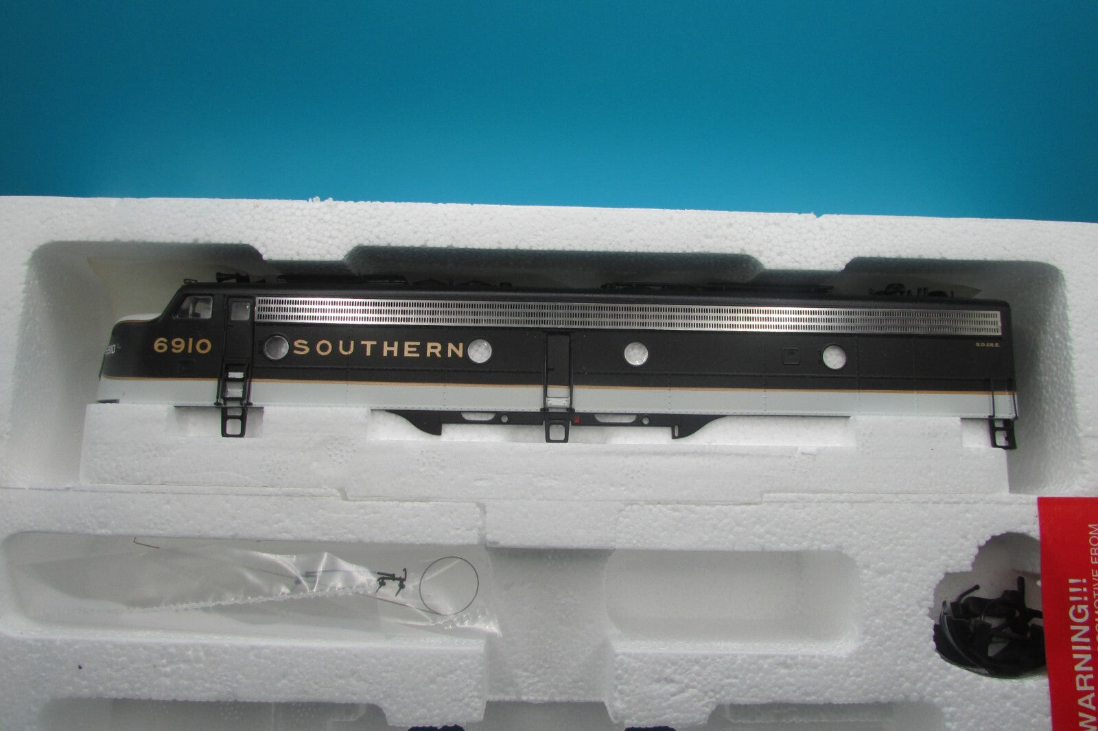 HO Scale Proto 2000 21011 E8/9 Locomotive Southern #6910 Lot#4479