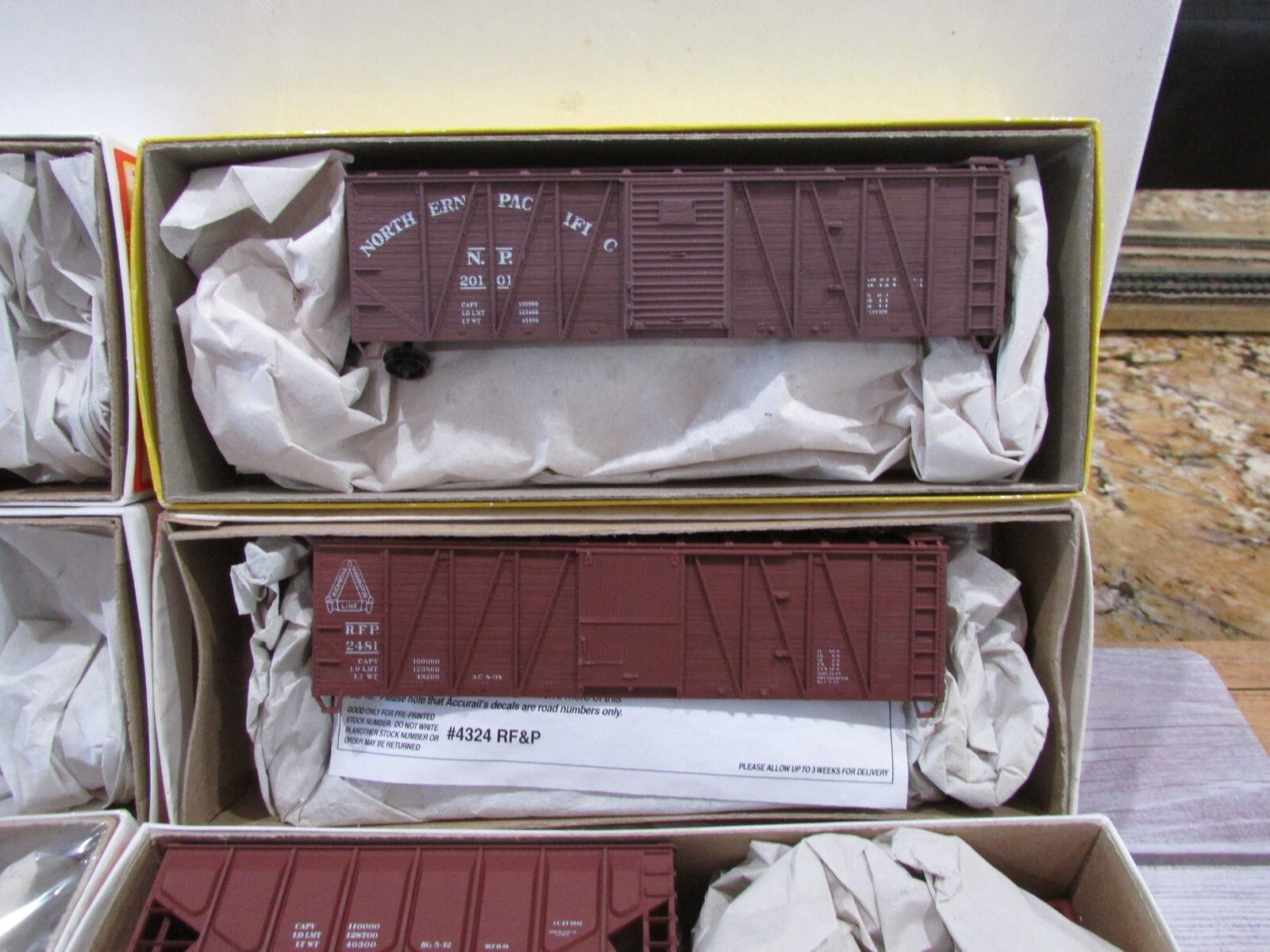 HO Scale  Accurail (8) Assorted  Hopper, Box Car Kits Lot#3539