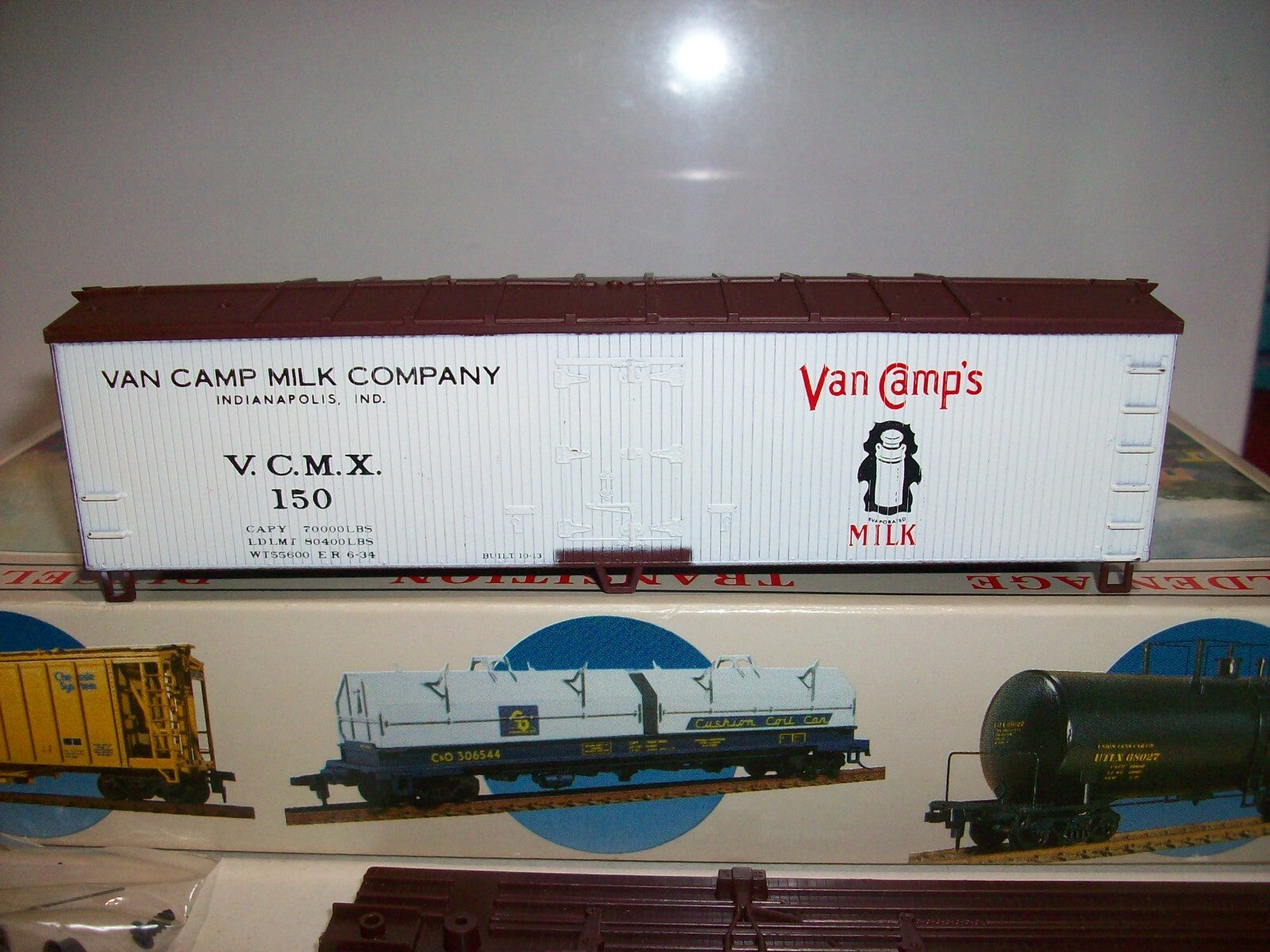HO Scale 932-2480 Walthers 40' Reefer Wood End "Van Cam Milk Company"