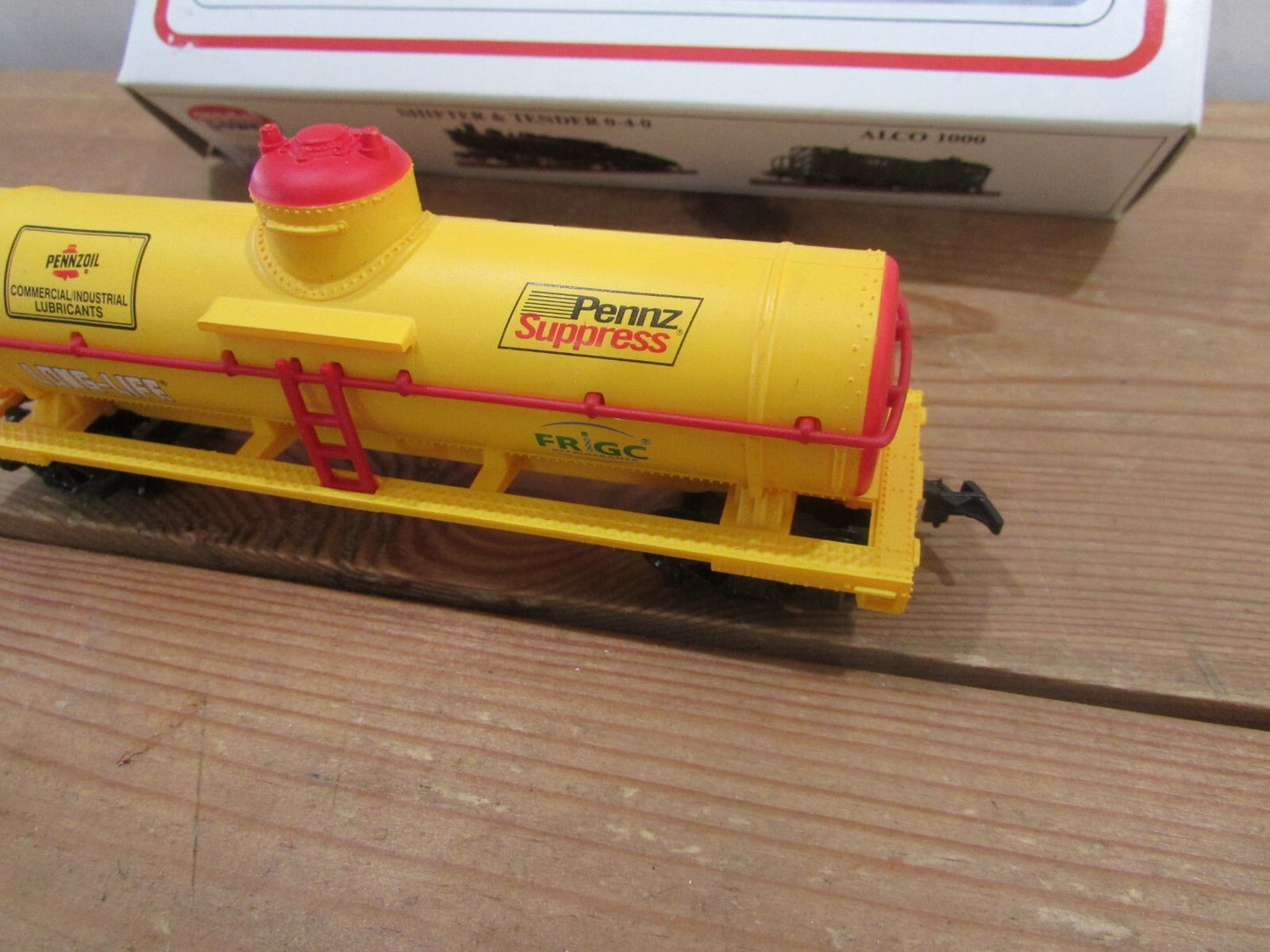 HO Scale Model Power 8127 40' Chemical Tank Car Pennzoil