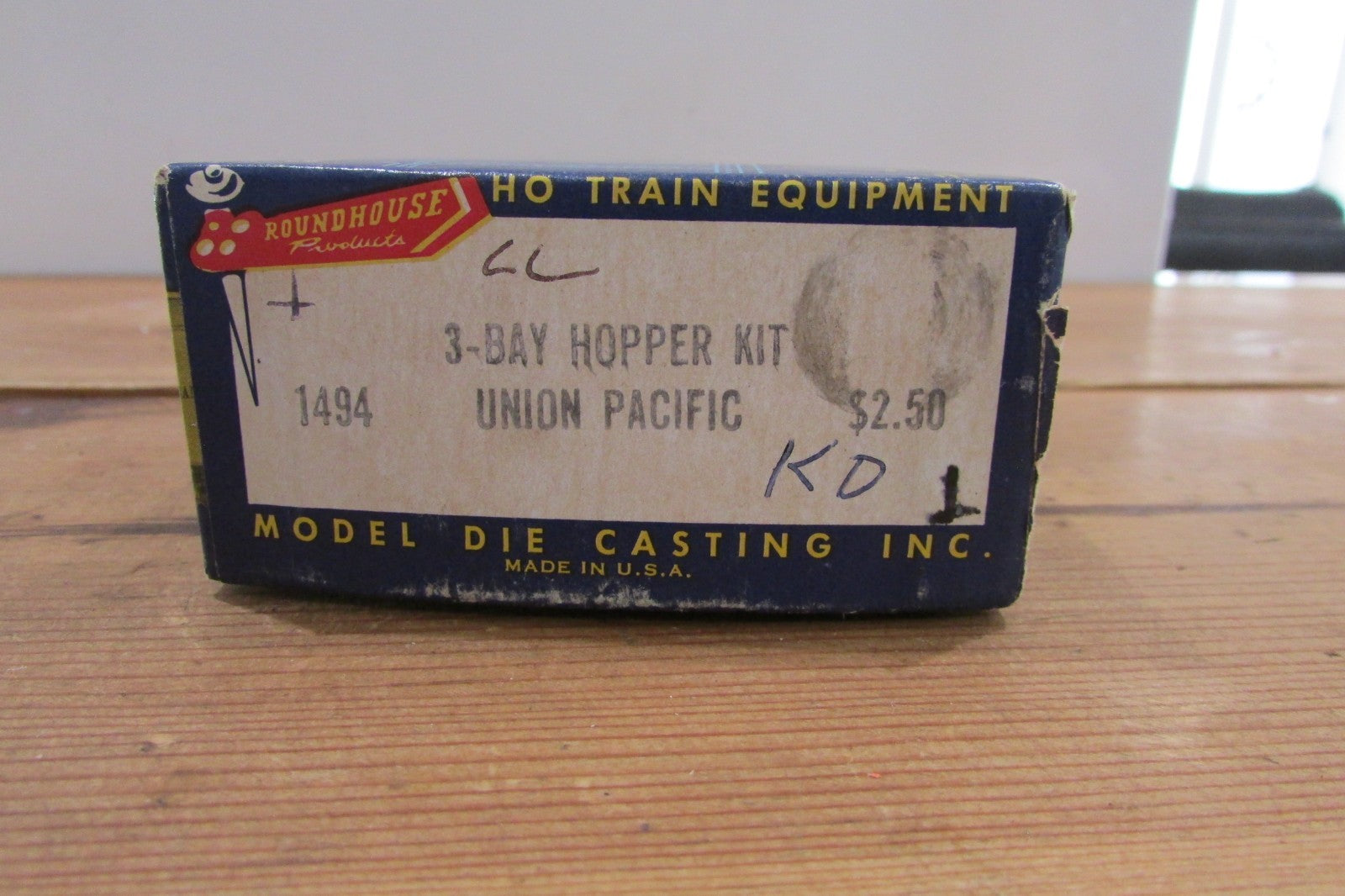 HO Scale Roundhouse 3Bay Hopper W/Load Union Pacific RH4940