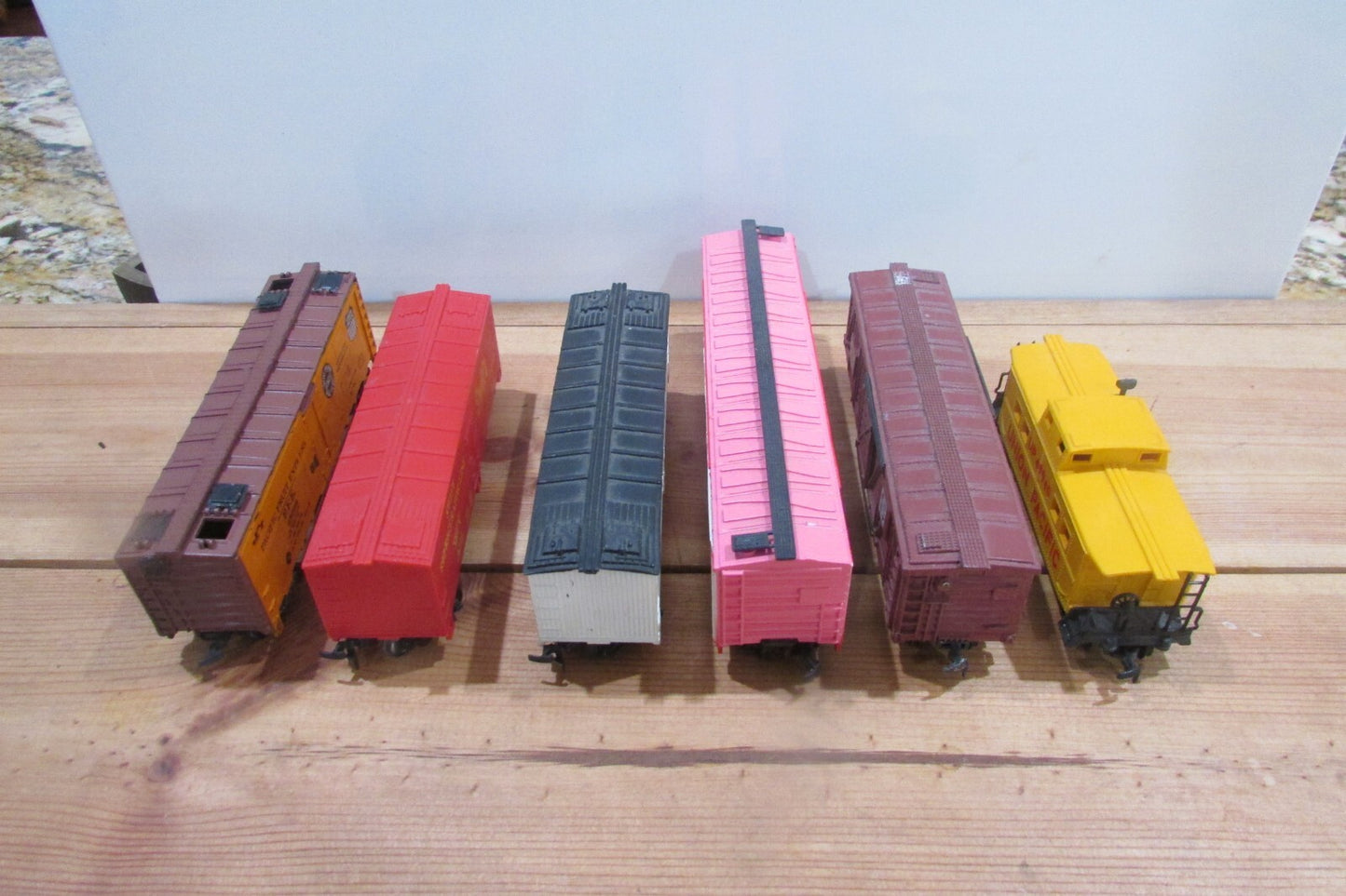 HO Scale (6) Assorted Freights Cars Lot#0329