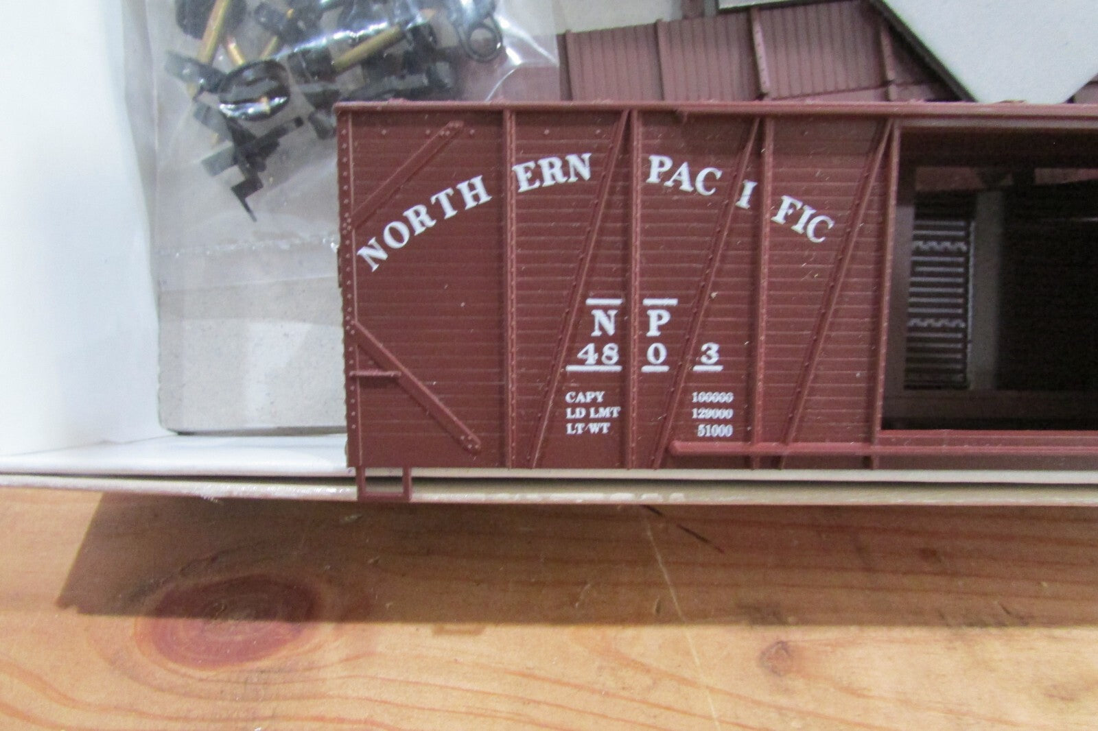 HO Scale Walthers  932-5856 50' DD OB AUTO BOX "Northern Pacific" Lot#0317
