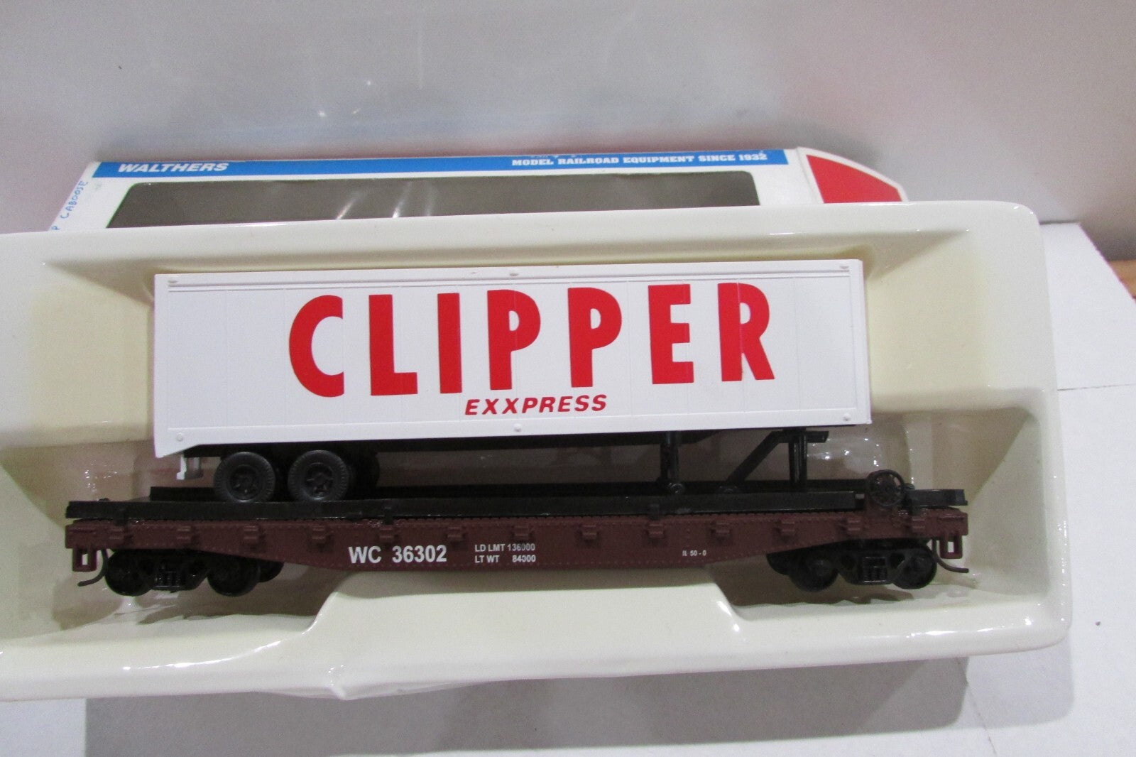 HO Scale Walthers Trainline WC#36302 Flat Cat w/ Clipper Express Trailer WAL4874