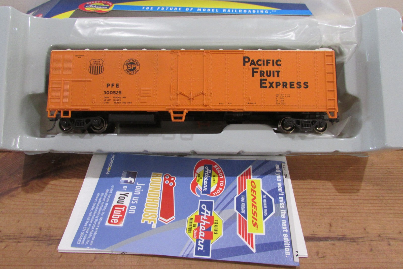 HO Scale Athearn ATH76268 50' Smooth Side Pacific Fruit Express Lot#3815
