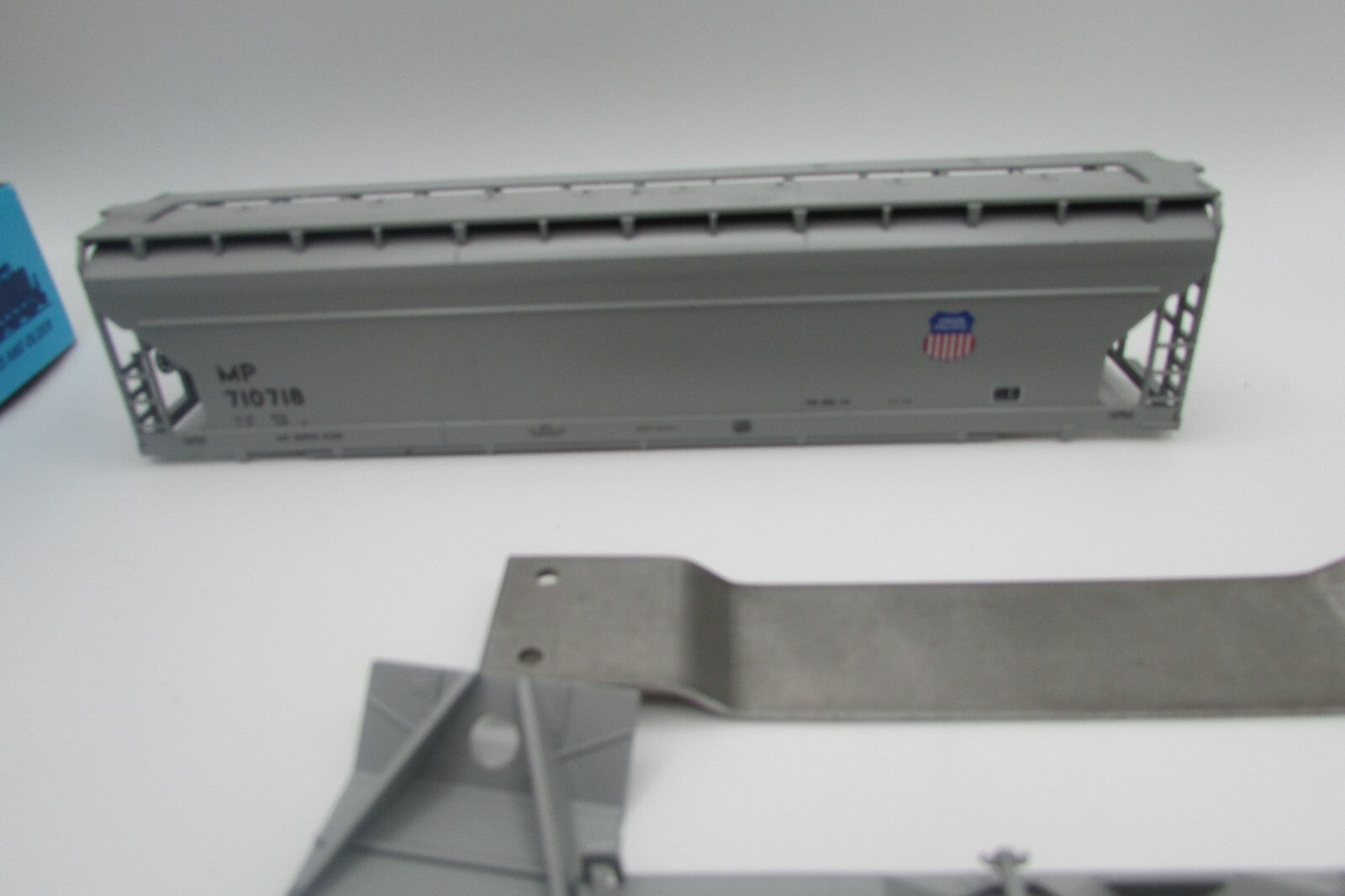 HO Scale Athearn 2902C Center Flow Covered Hopper UP-MP 710718 Lot#4192