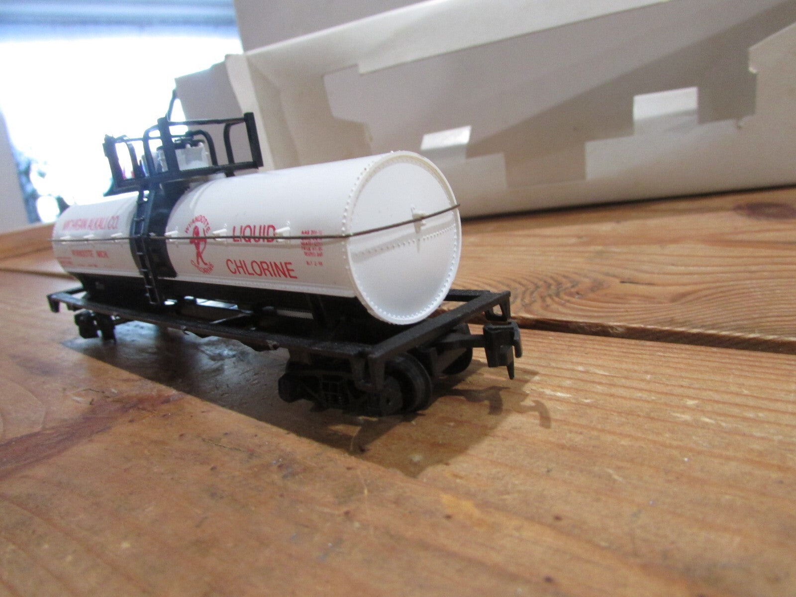 HO Scale AHM 5276G Michigan Alkali Co. Liquid Chlorine Tank Car