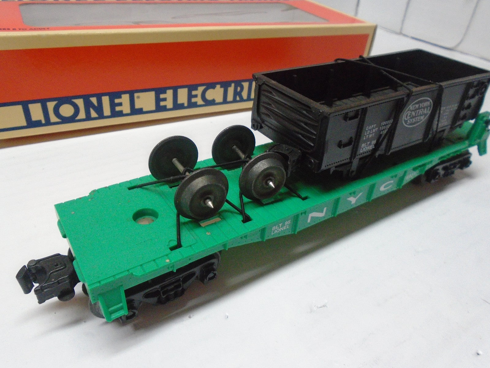 O Scale Lionel 6-16927 New York Central Flatcar w/Gondola