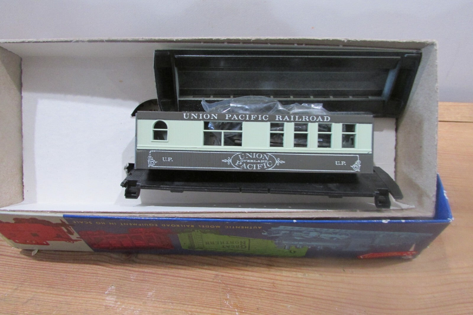 HO Scale RoundHouse 3733 Overtown Observation Union Pacific Passenger  RH4360