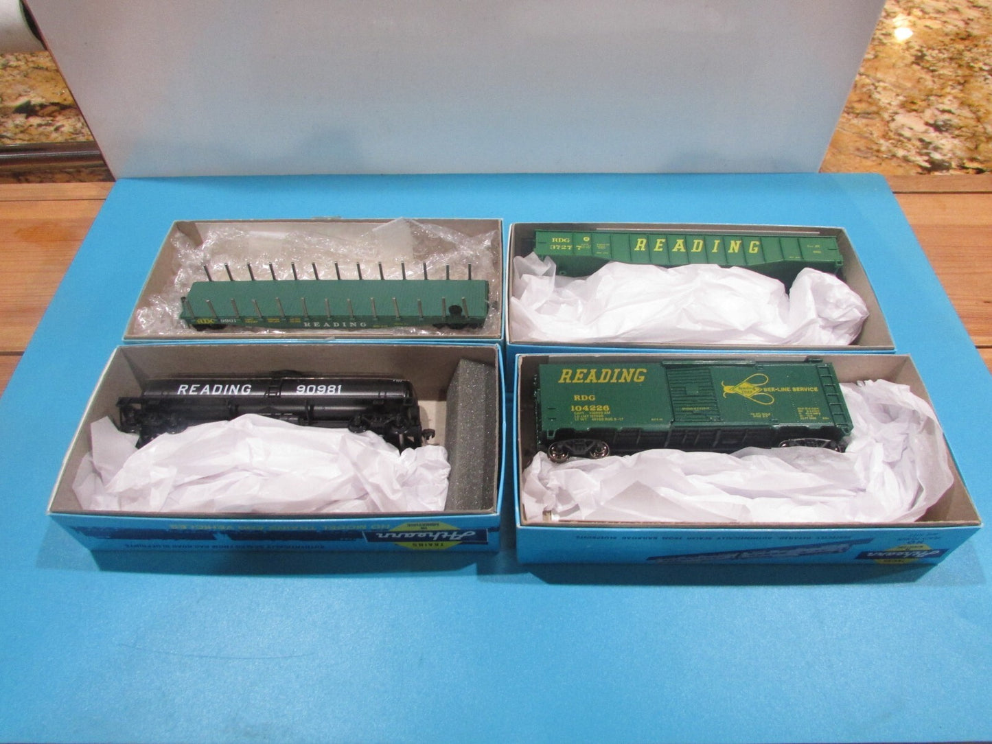 HO Scale Athearn (4) Assorted Freight Cars Reading Lot#2177