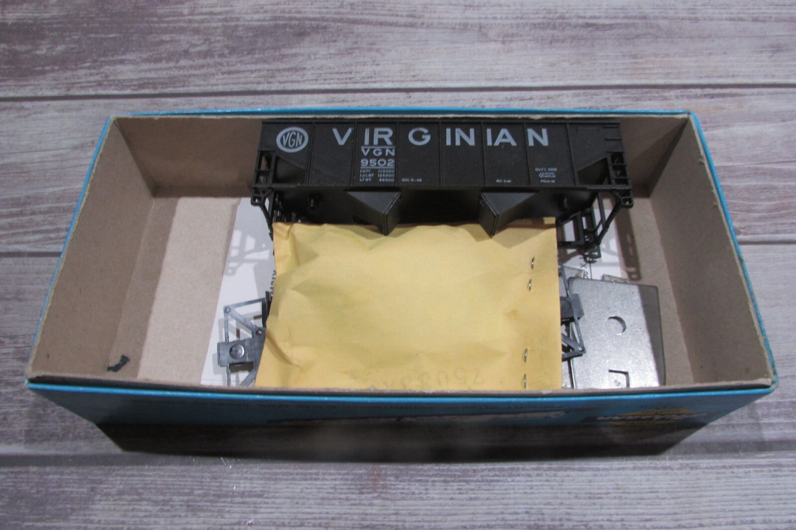 HO Scale Athearn 5446 34ft r/s 2bay Hopper Virginia Car Kit