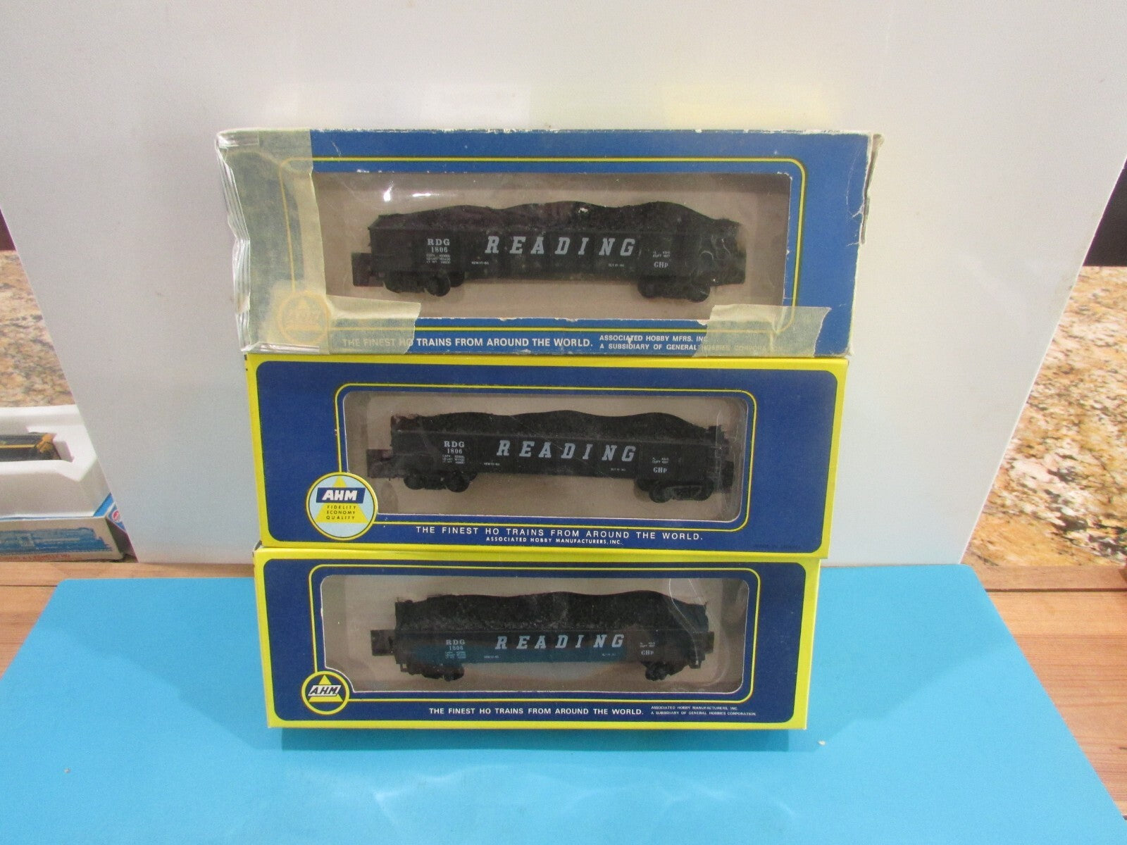HO Scale AHM (3) Gondolas Car with Load Reading (same numbers)  Lot#3567