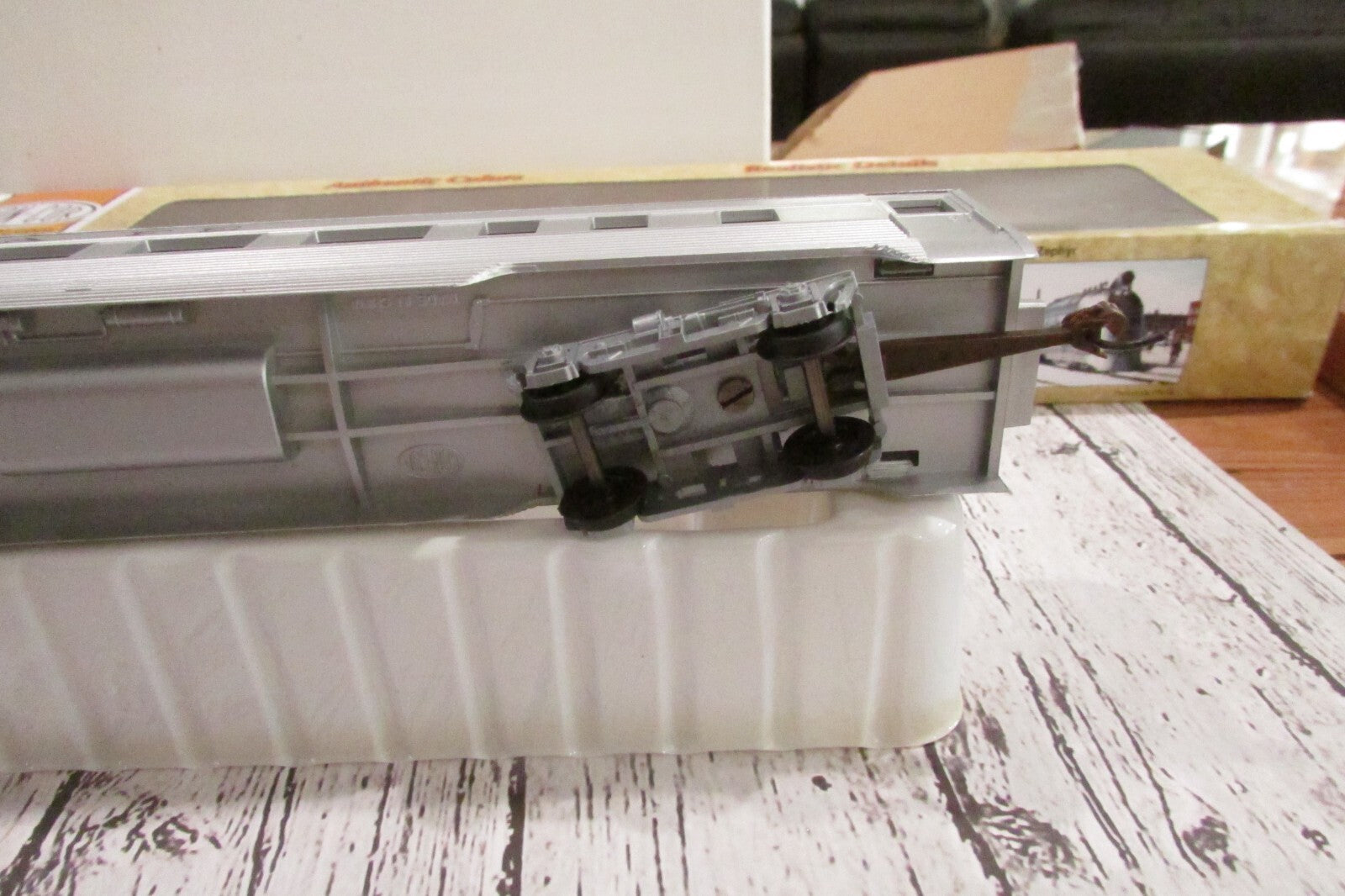 HO Scale Con-Cor Santa Fe  85ft Coach Passenger Car RTR  Lot#3330