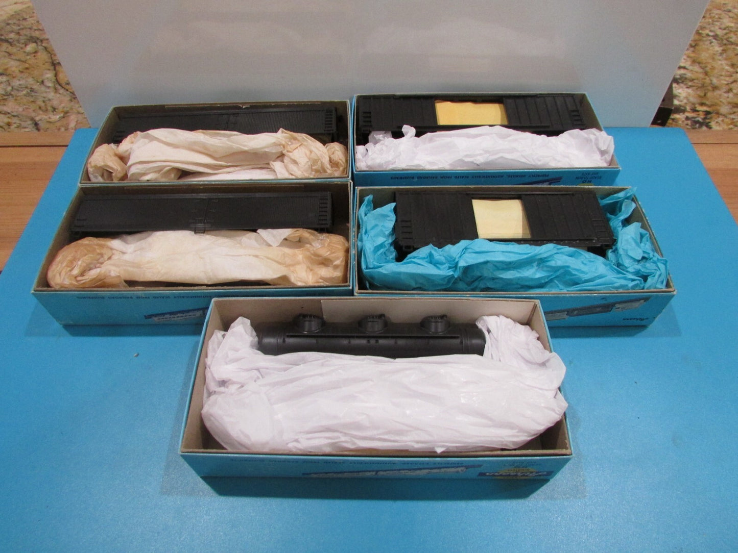 HO Scale Athearn (5) Assorted Freight Cars "Undecorated Cars" Lot#1171