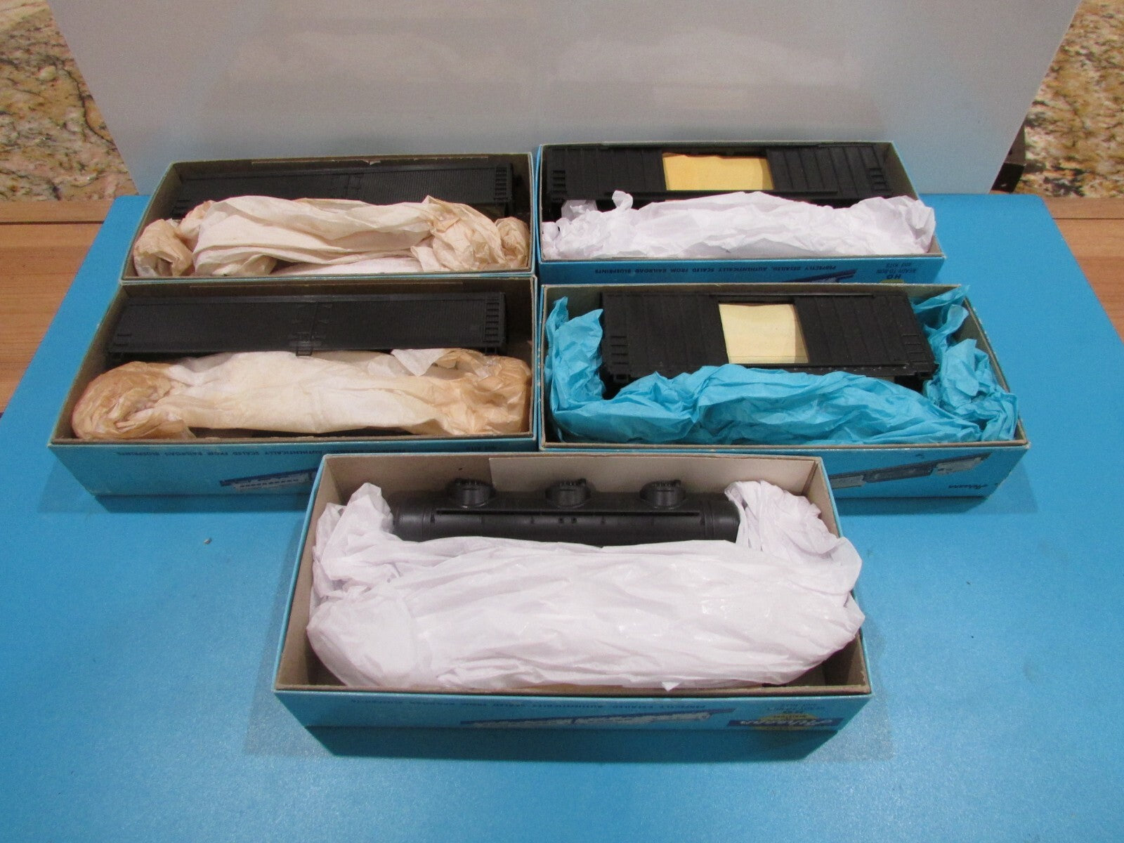 HO Scale Athearn (5) Assorted Freight Cars "Undecorated Cars" Lot#1171