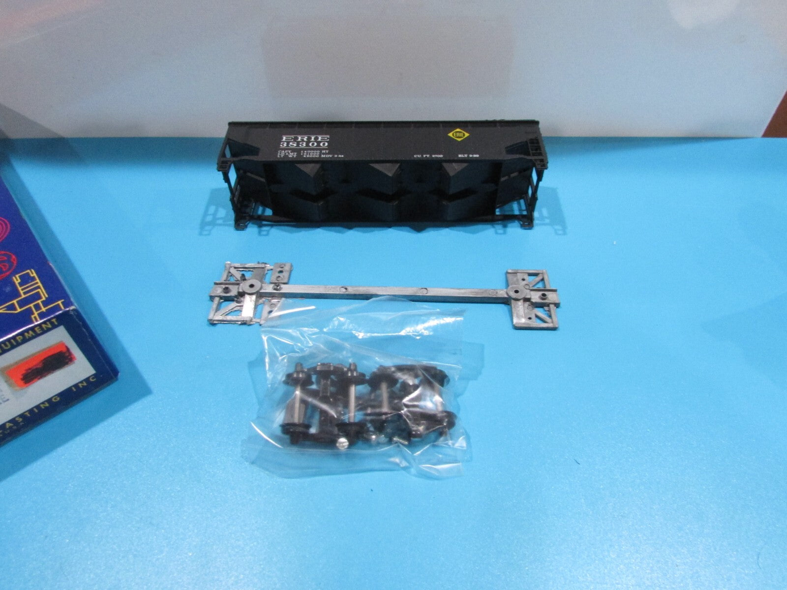 HO Scale Roundhouse 1611 3-Bay Offset Hopper Kit ERIE RH4290