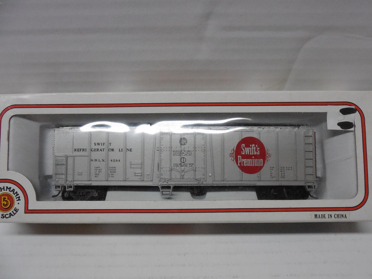 HO Scale Bachmann 76036 51' Steel Reefer '"Swift's Premium" Lot#0452
