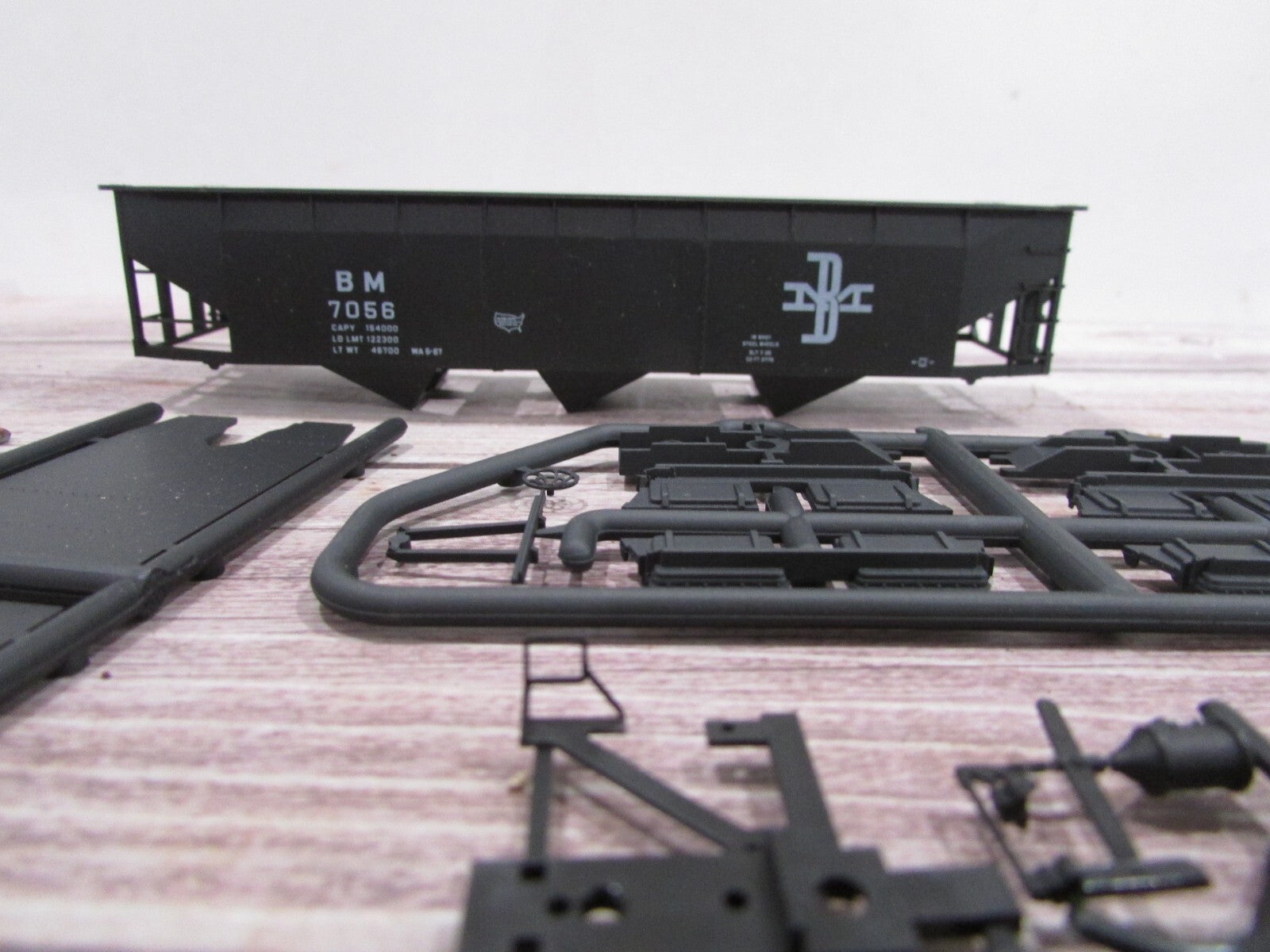 HO Scale  Accurail 7542 AAR Tipler Bay Hopper Kit B&M #7056