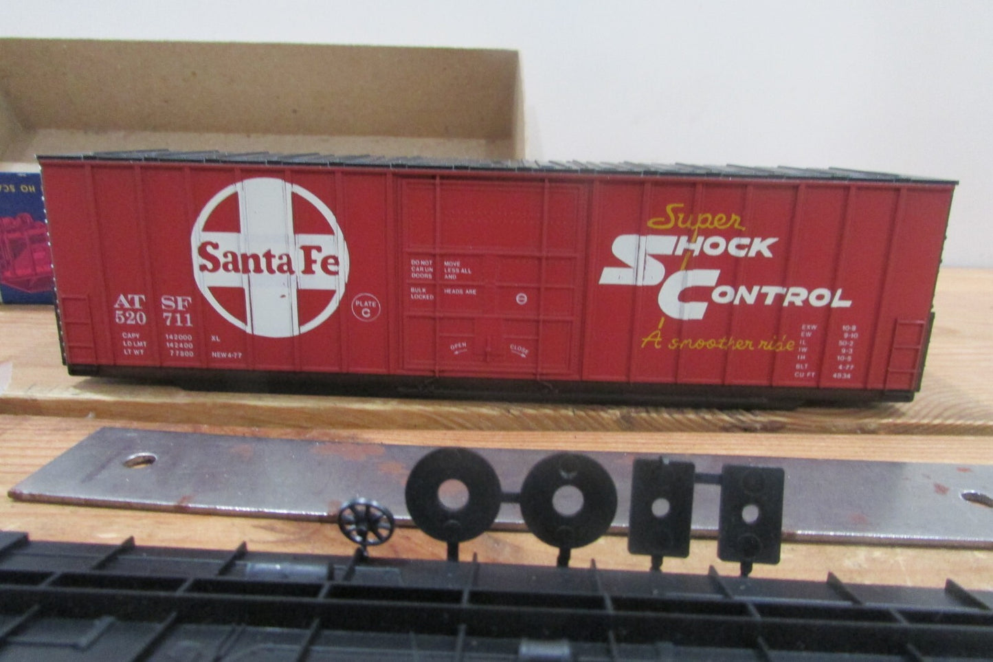 HO Scale RoundHouse 1821 50' Rib Side Hi Cube Santa Fe RH4741