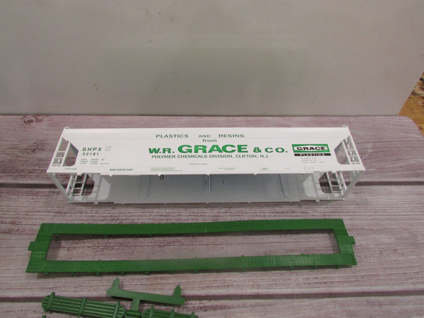 HO Scale Athearn  1905 ACF Center-flow W.R Grace Car#52181 Kit