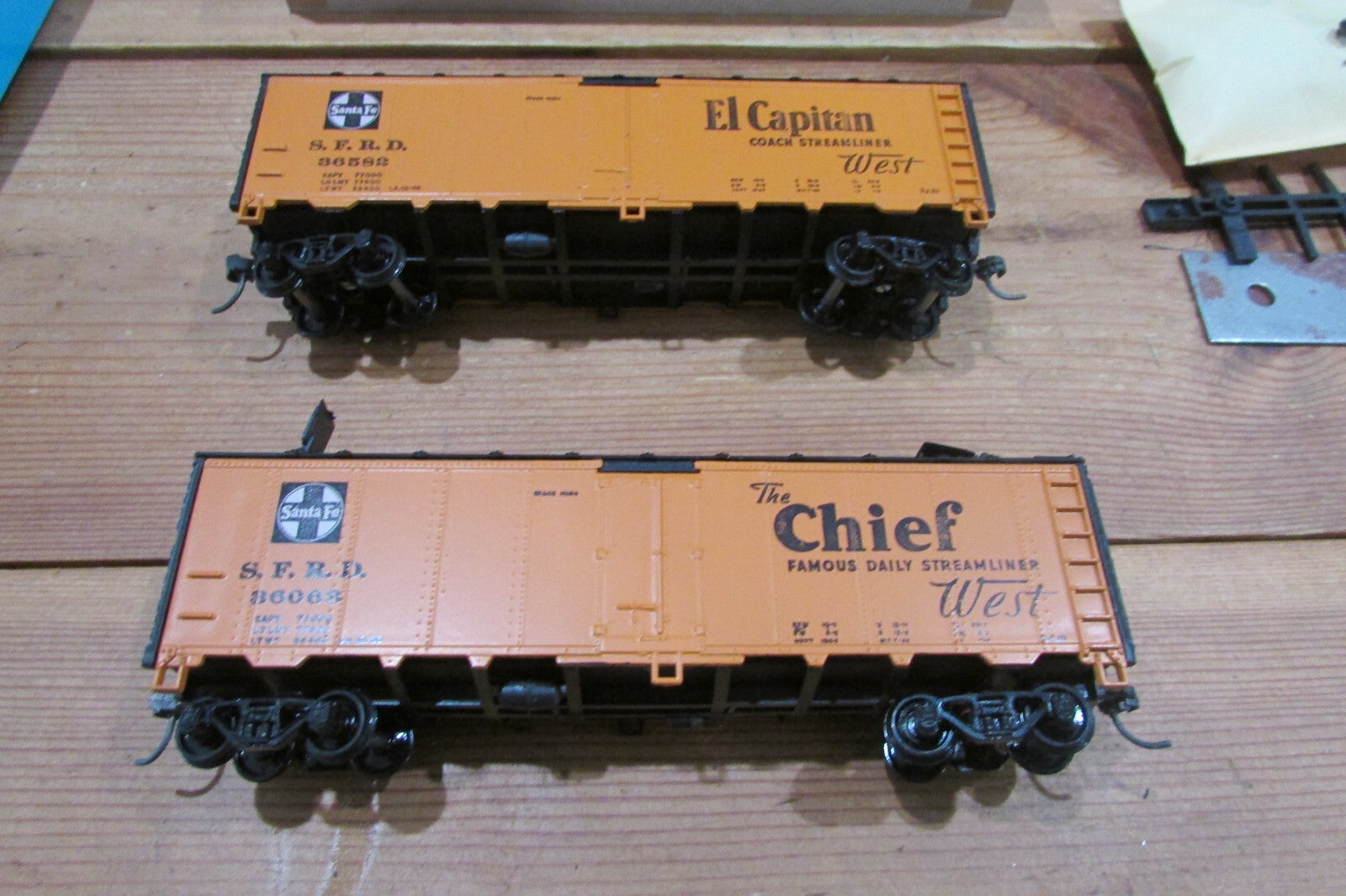HO Scale Athearn (4) Assorted Freight Cars 40ft Reefer ATSF Lot#4228