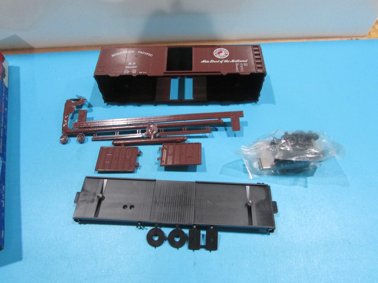 HO Scale RoundHouse 1054 40' Box Car Kit Northern Pacific RH4281