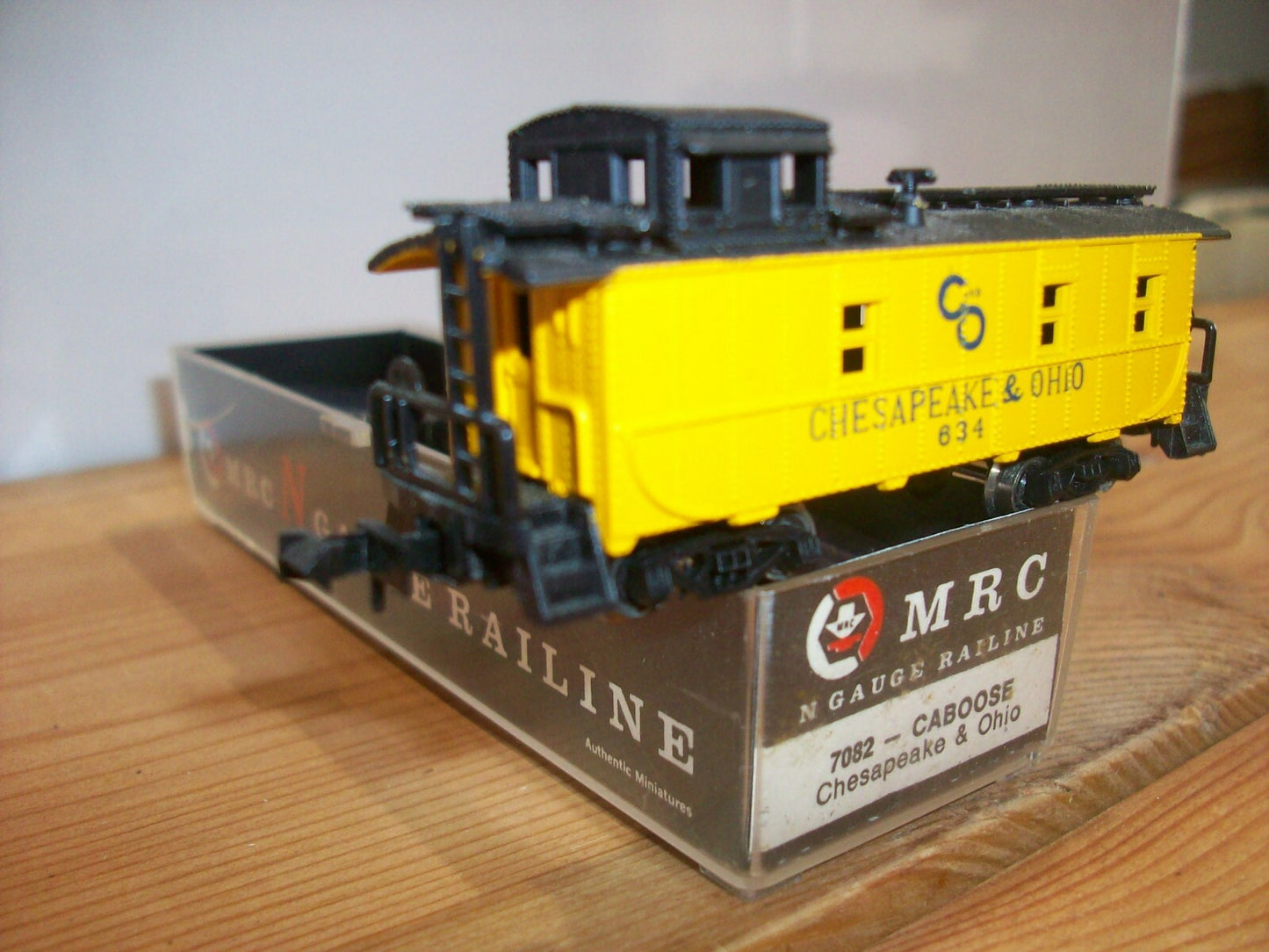 N Scale MRC 7082Caboose "Chesaspeake & Ohio" #634