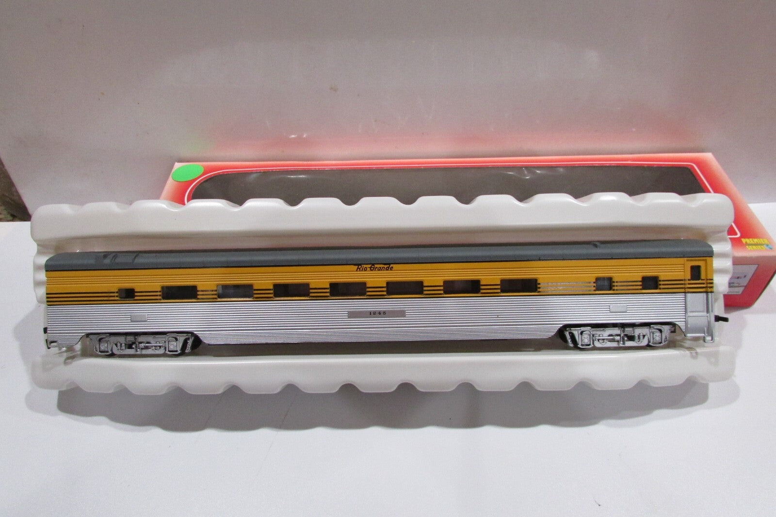 HO Scale IHC 47331 Denver & Rio Grande Western Coach Corrugated Side Lot#2831