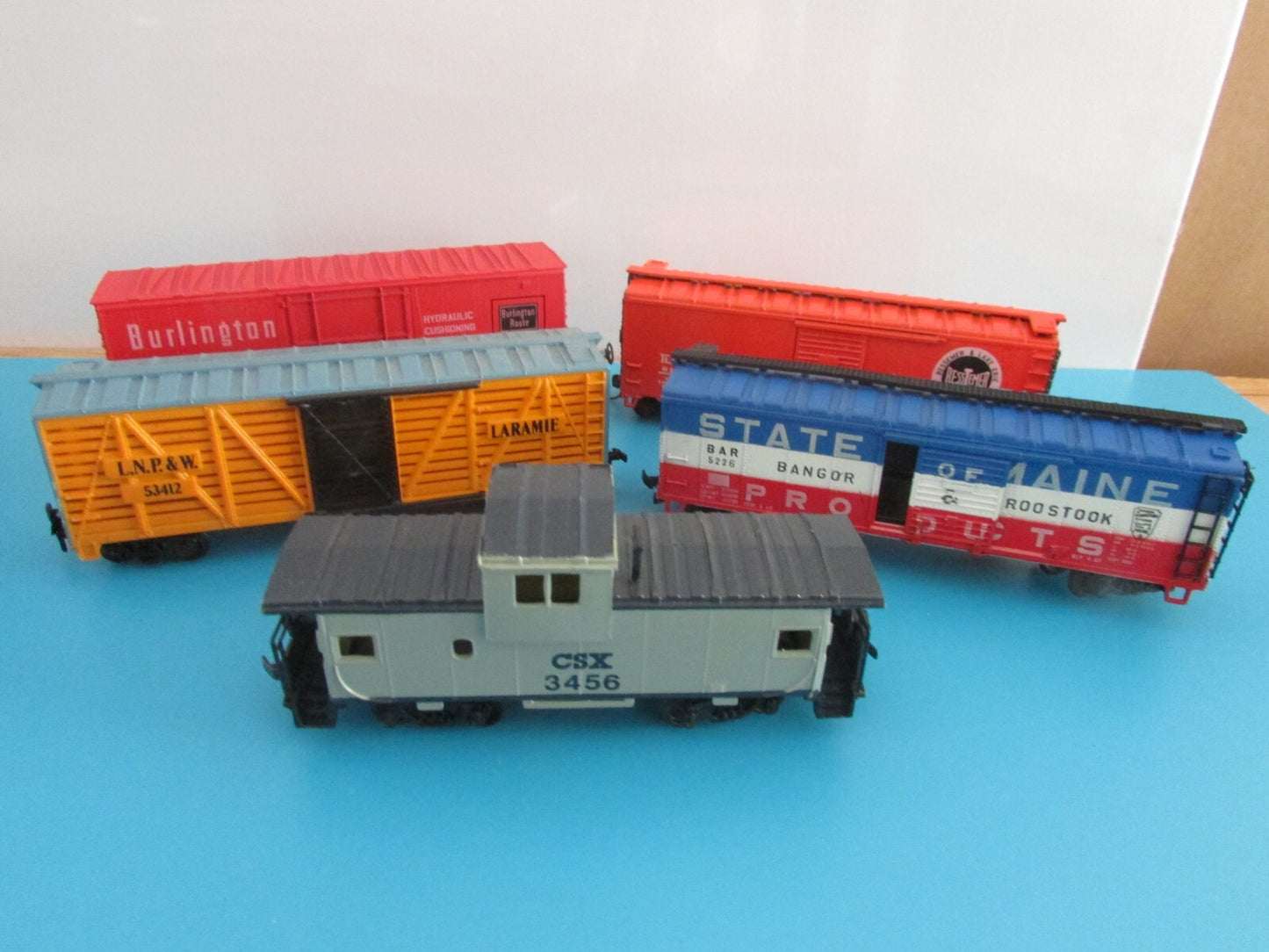 HO Scale (5) Assorted Freight Cars Lot#0855