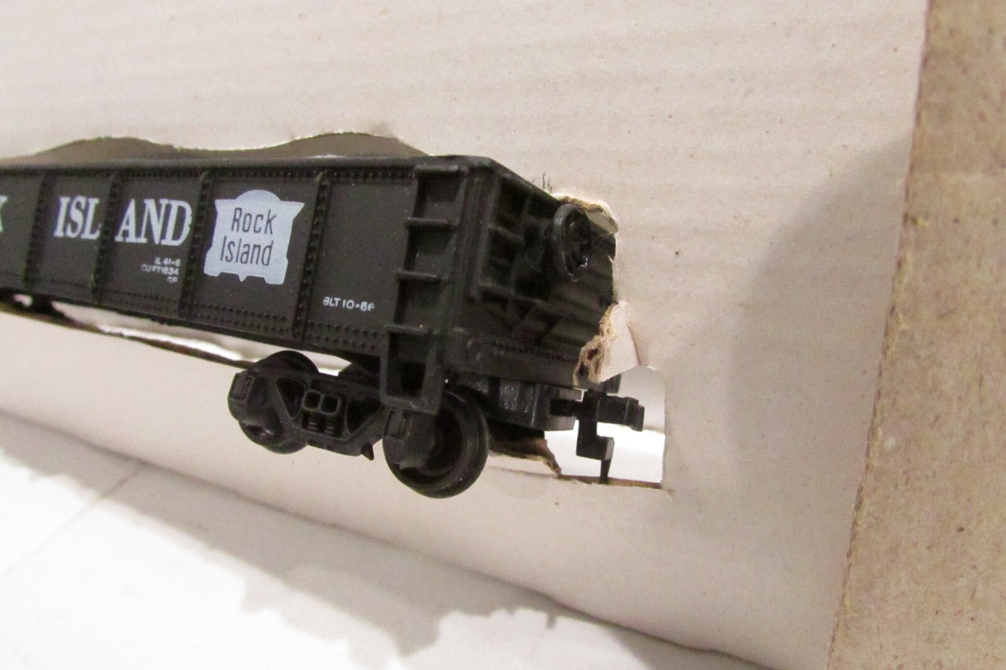 HO Scale AHM 5431G Gondola with Load Rock Island #6143