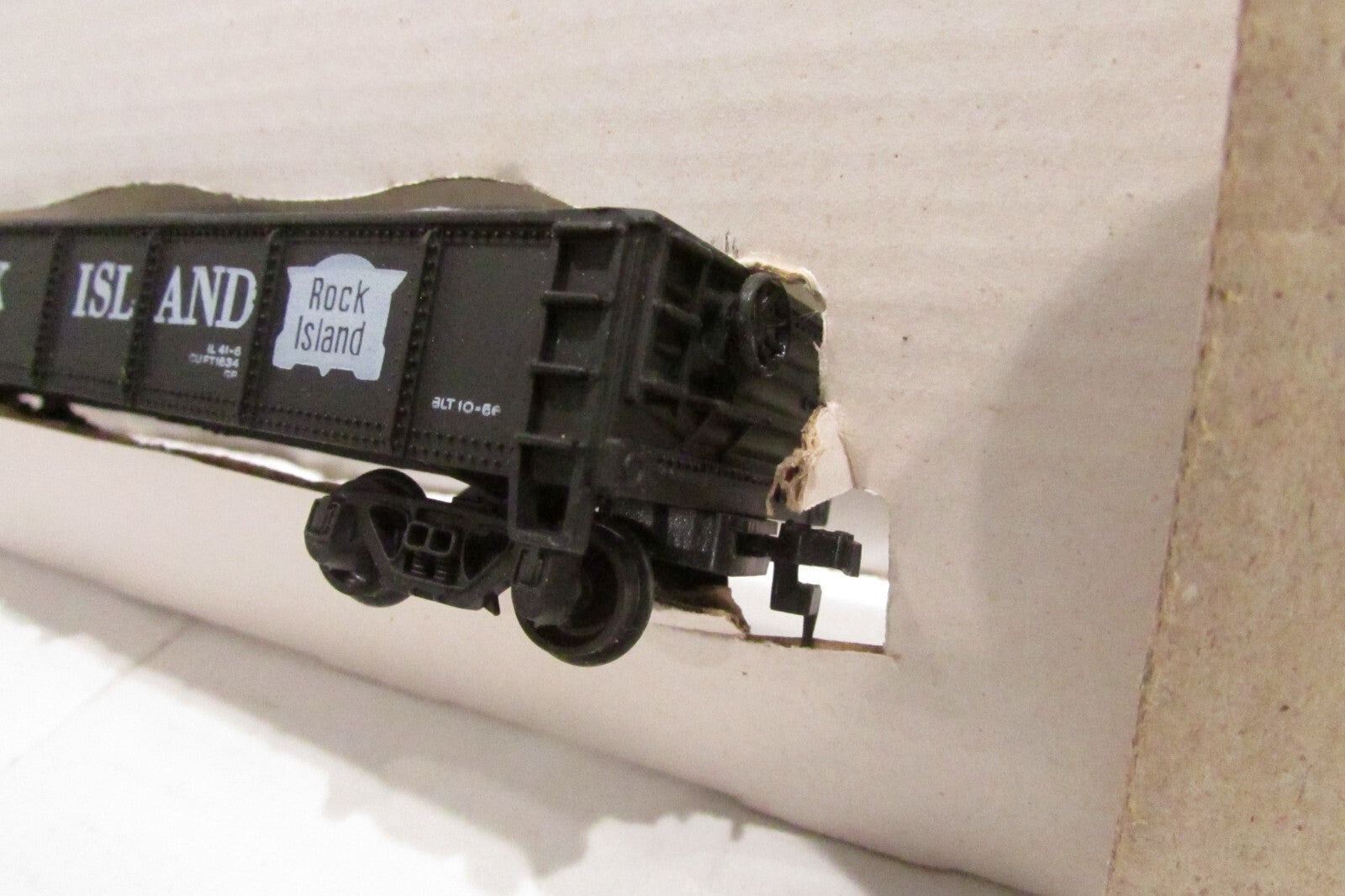 HO Scale AHM 5431G Gondola with Load Rock Island #6143