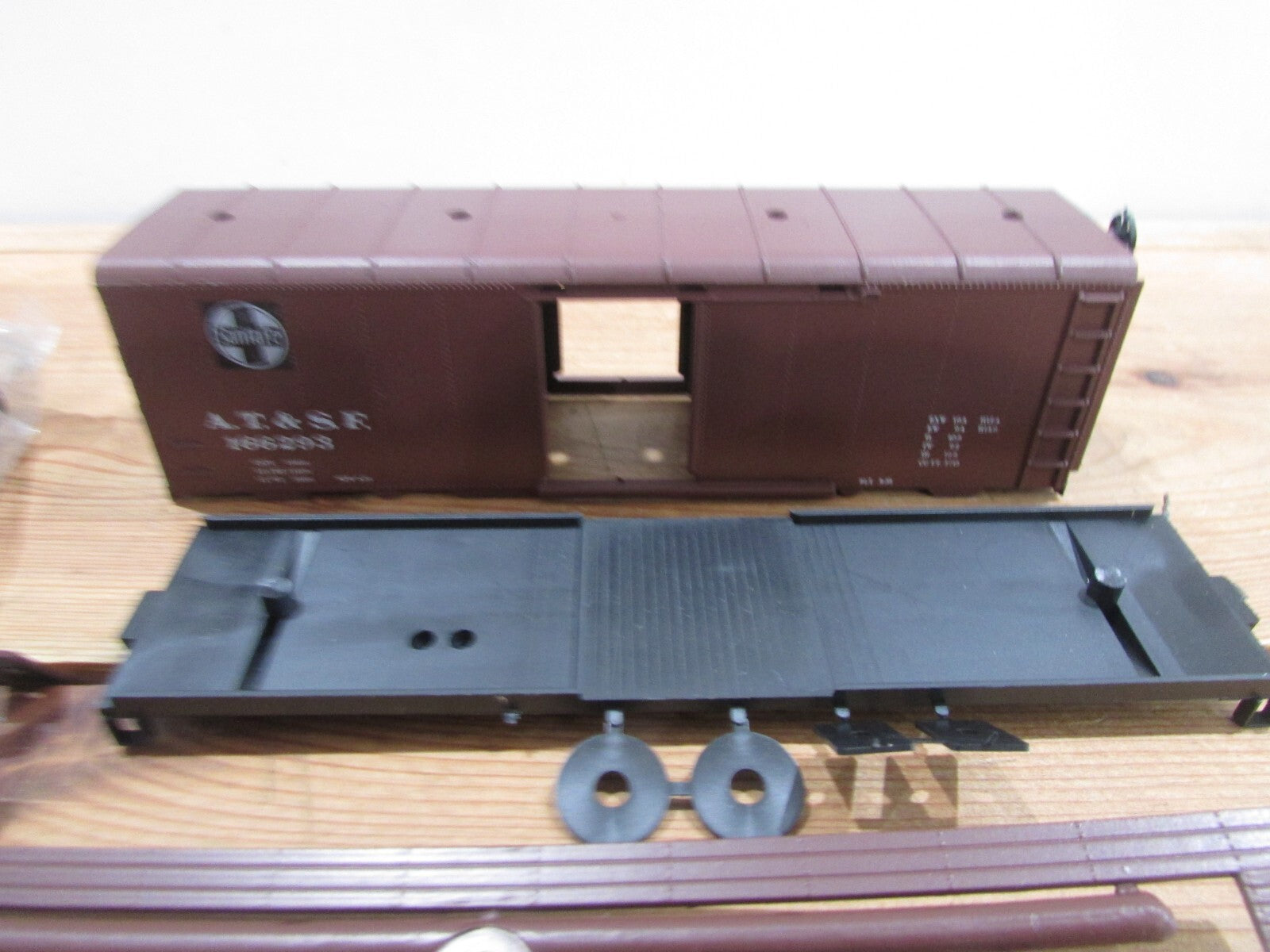 HO Scale RoundHouse 1086 40' Roundtop BoxCar Santa Fe Kit RH4344