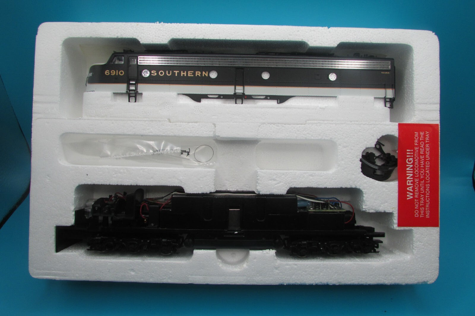 HO Scale Proto 2000 21011 E8/9 Locomotive Southern #6910 Lot#4479