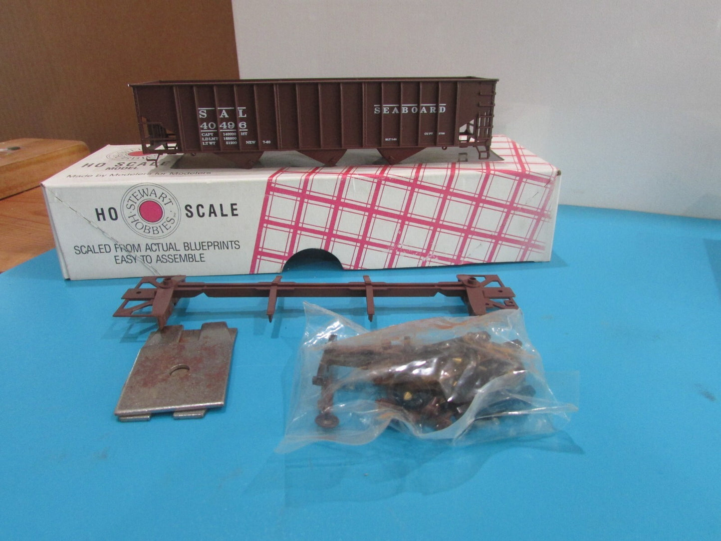 HO Scale Stewart Hobbies (2) 70Ton 3Bay Hooper Cars SAL  Lot#0891